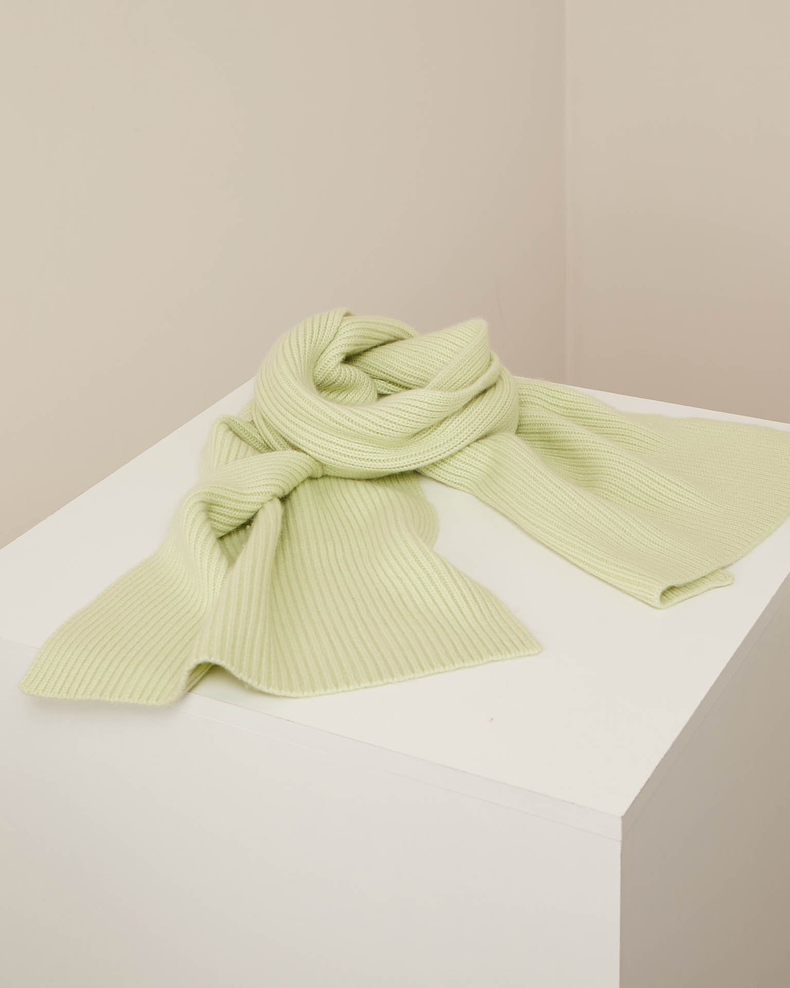 Шарф салатового оттенка