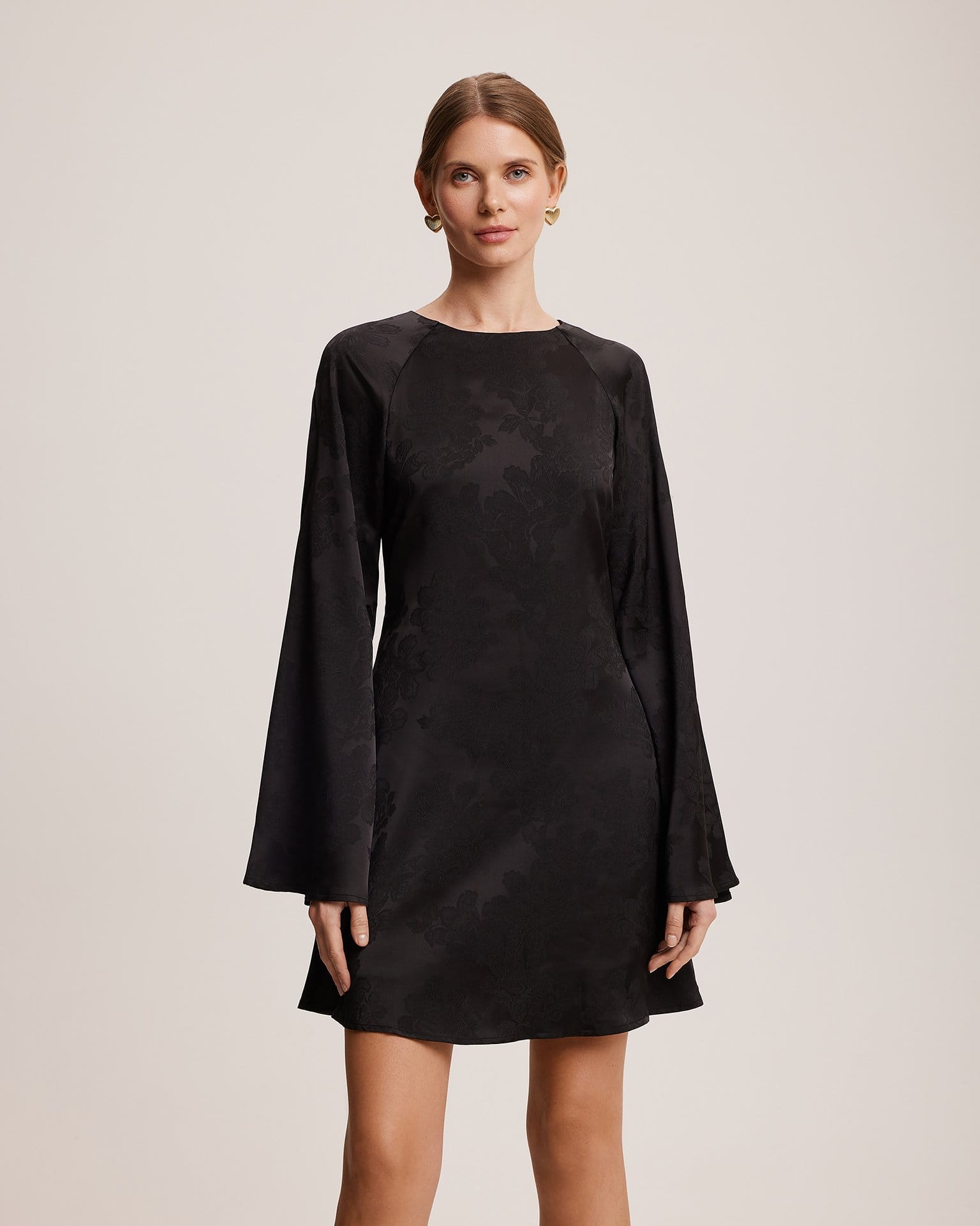 Платье с объемными рукавами