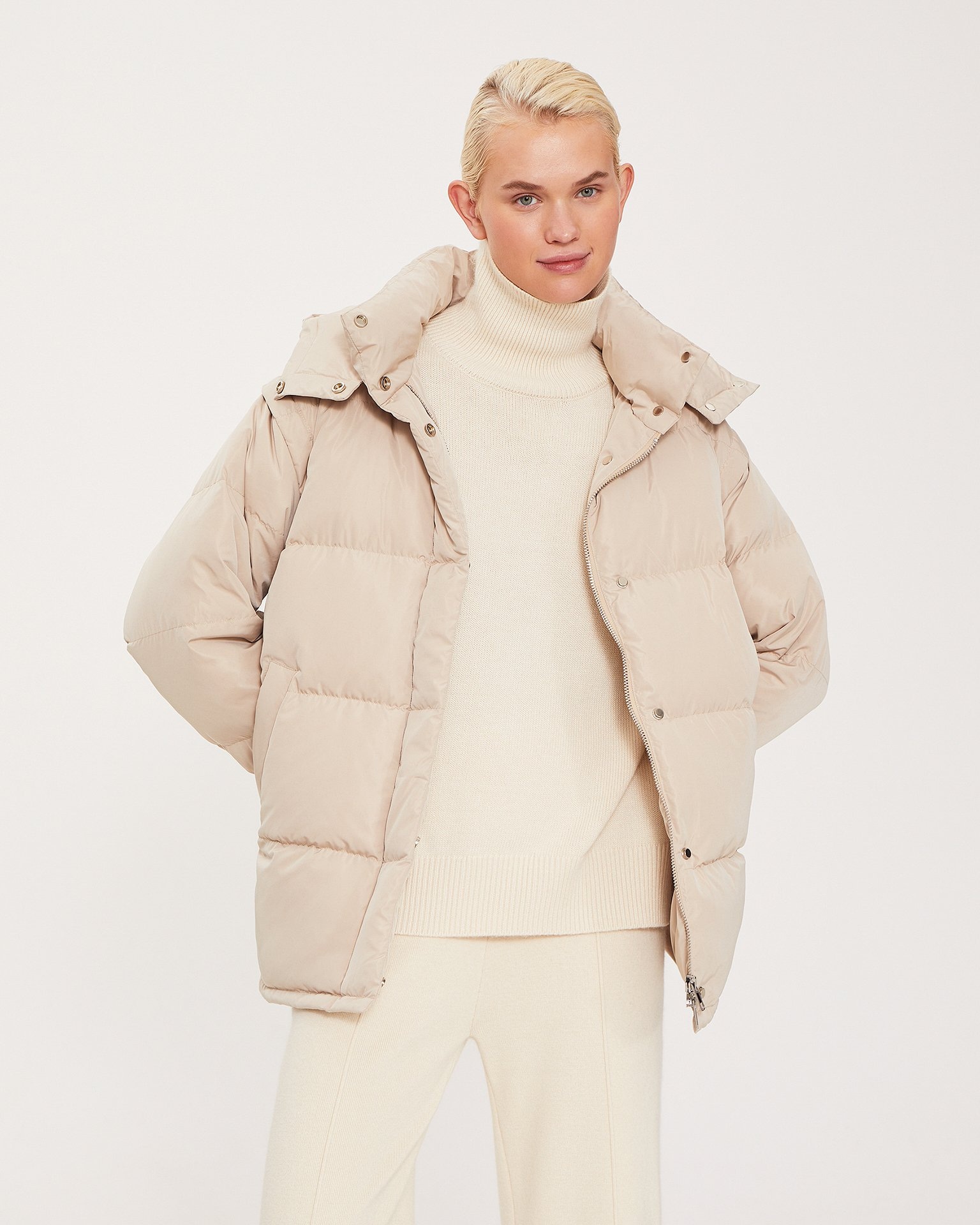 Бежевая куртка на молнии