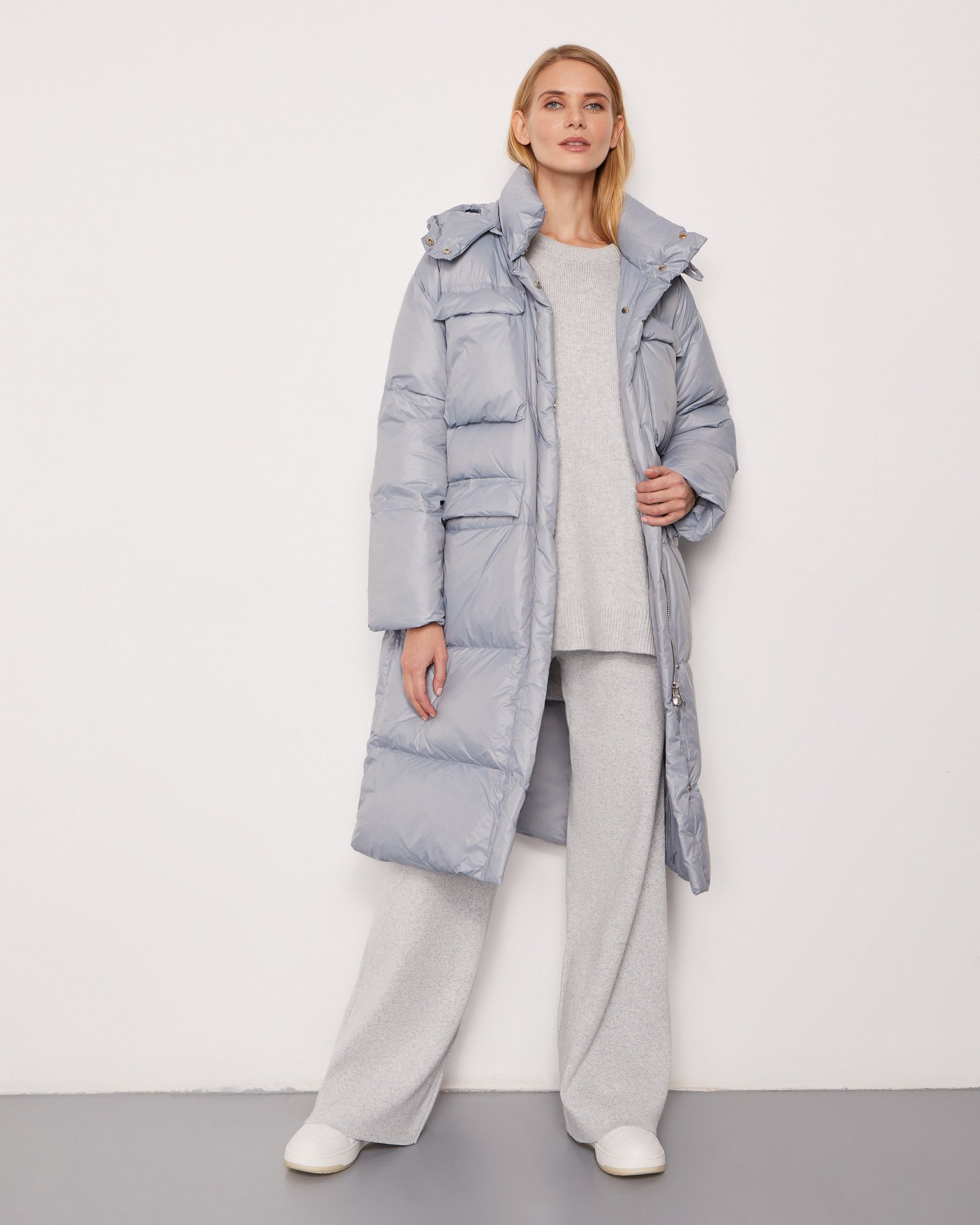 Удлиненный пуховик в голубом цвете