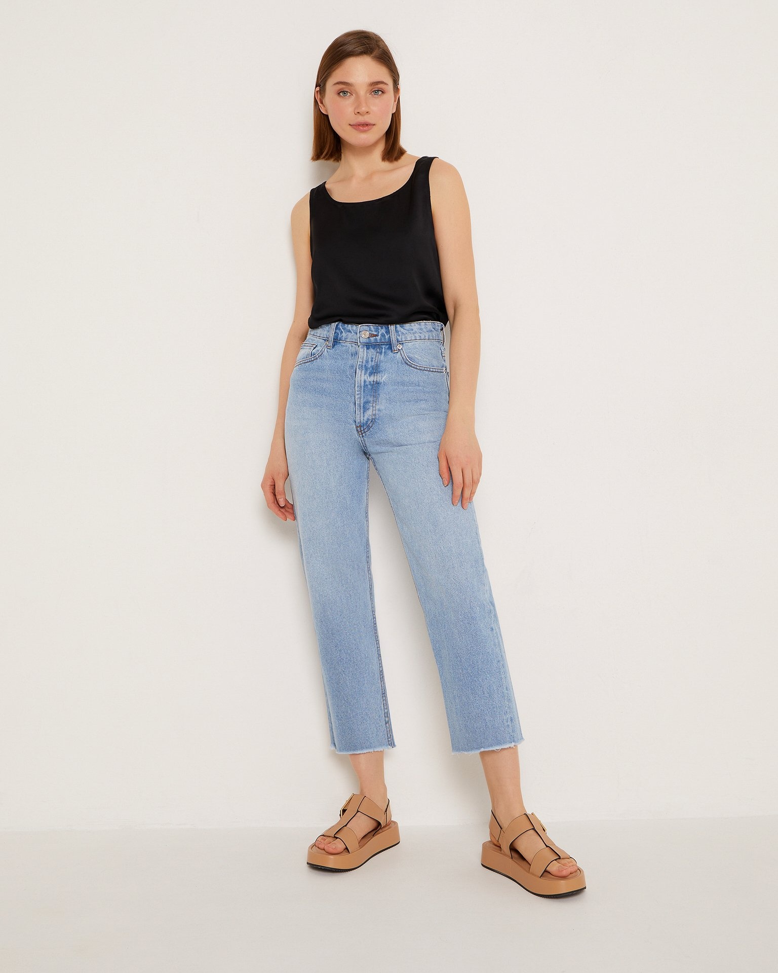 Голубые широкие джинсы