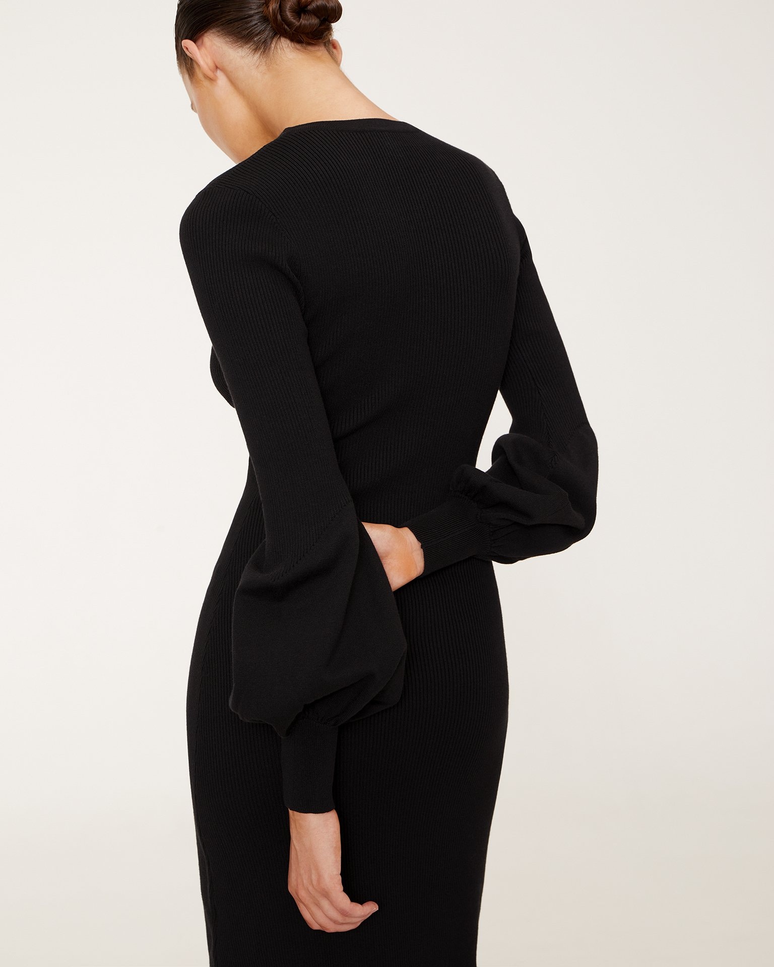 Облегающее платье миди в черном цвете