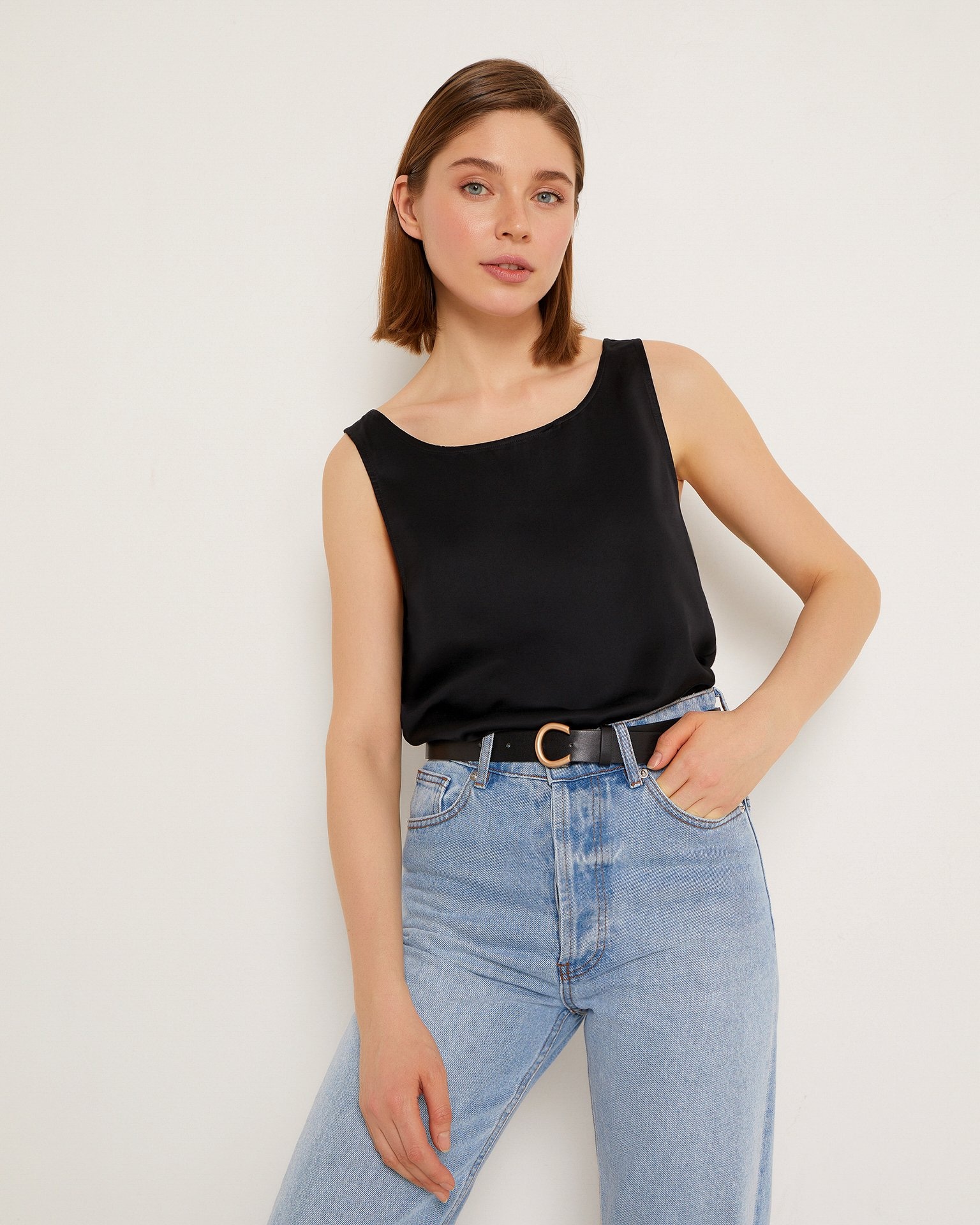 Голубые широкие джинсы