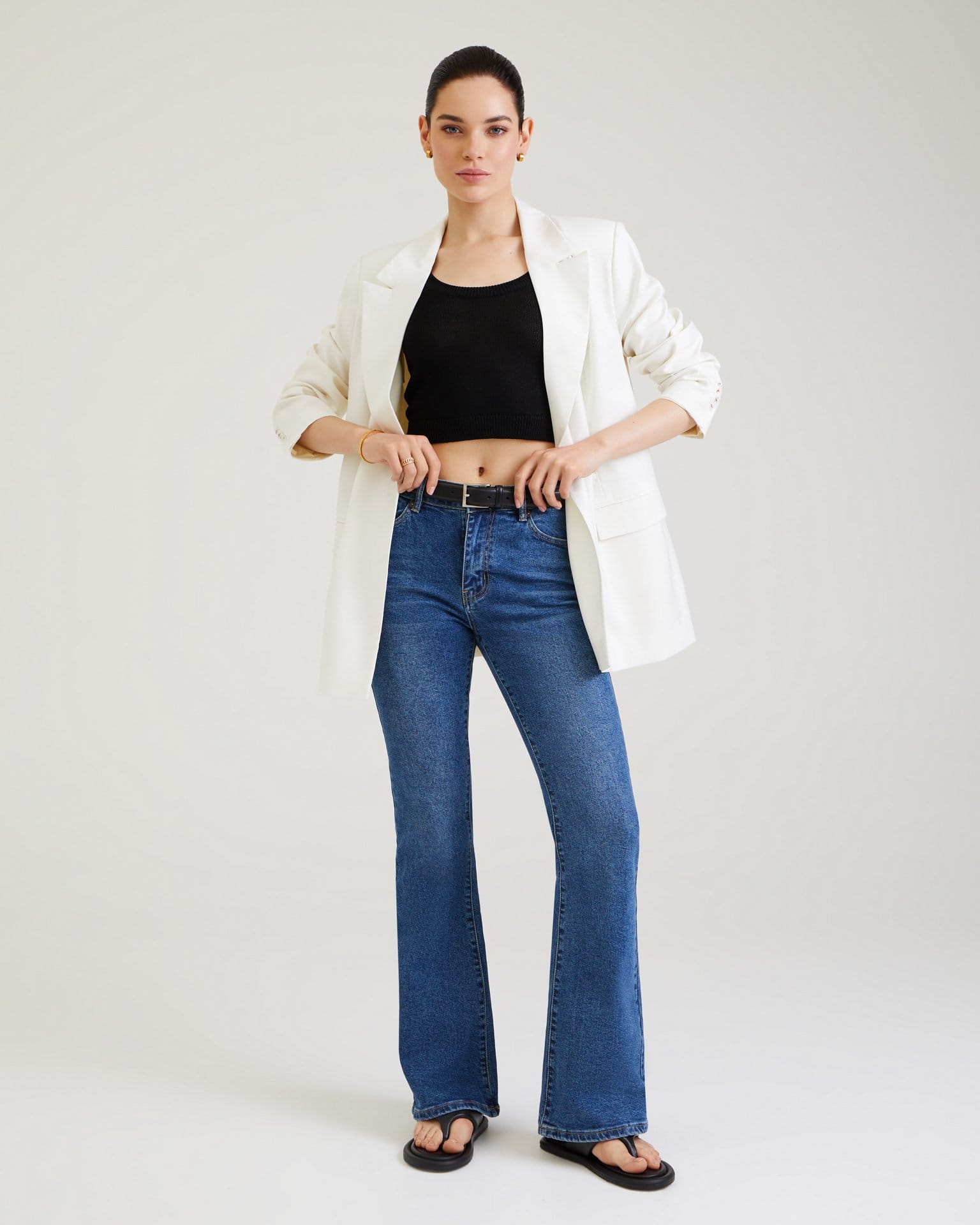 Расклешенные джинсы в синем цвете