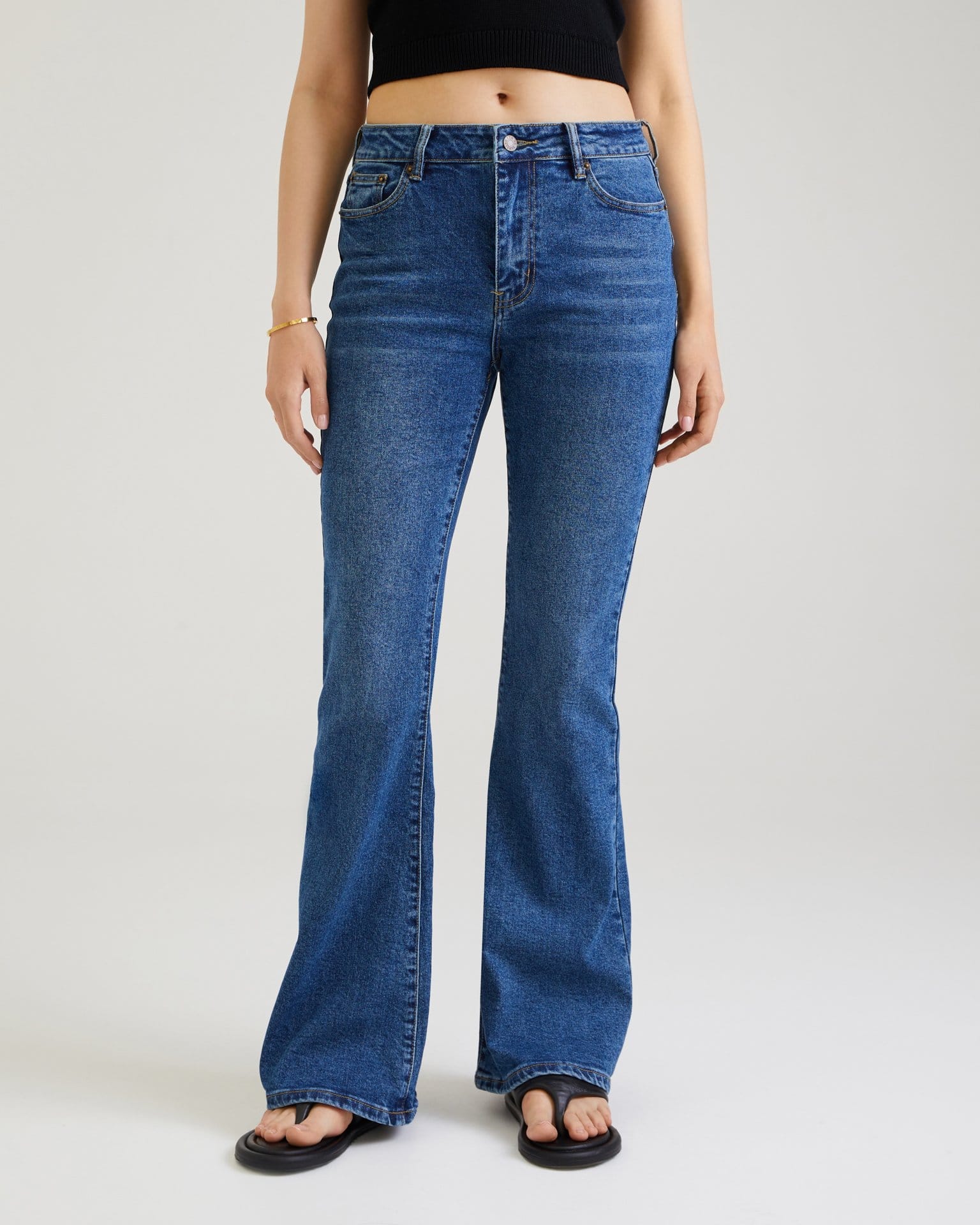 Расклешенные джинсы в синем цвете