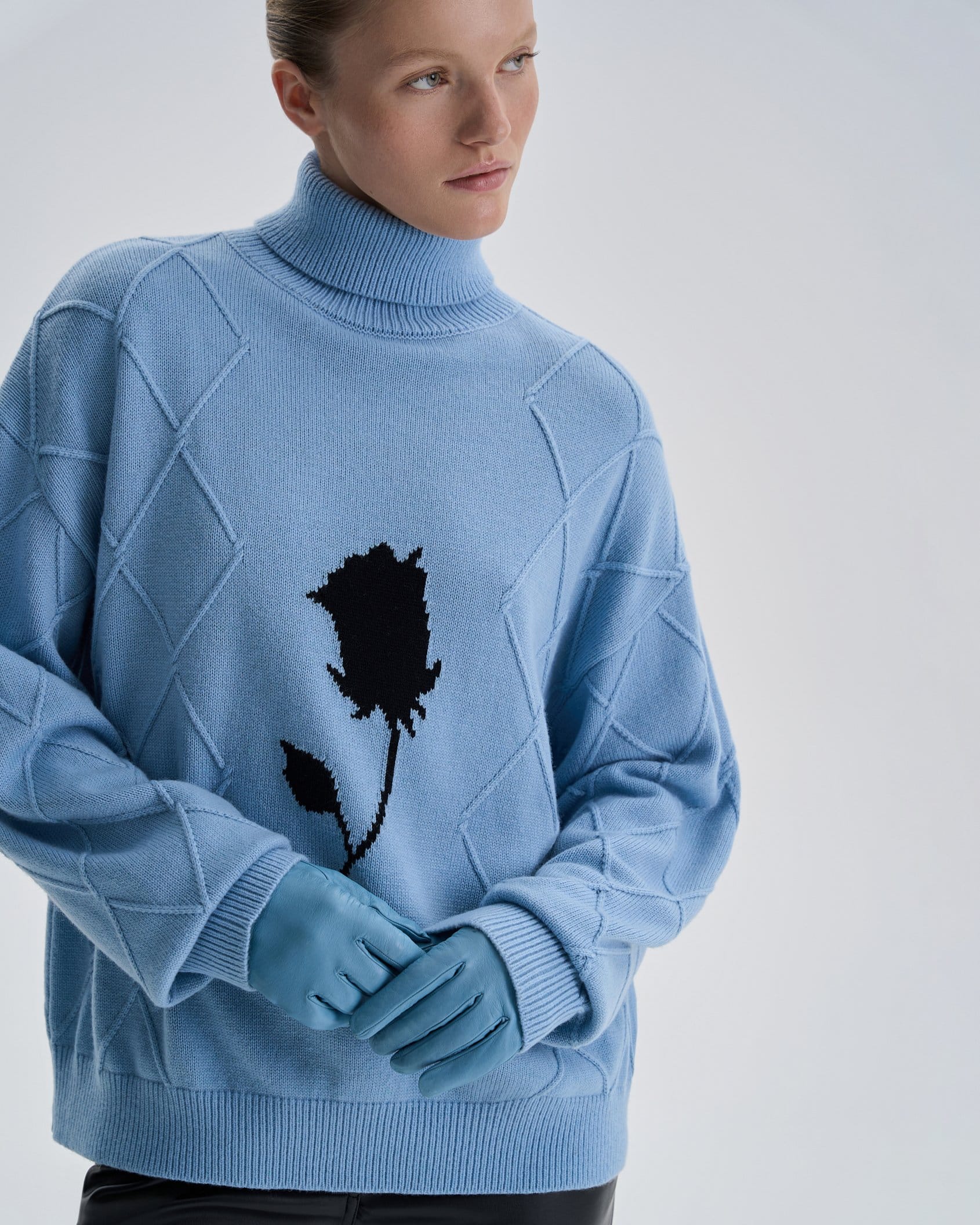 Свитер с воротником стойкой