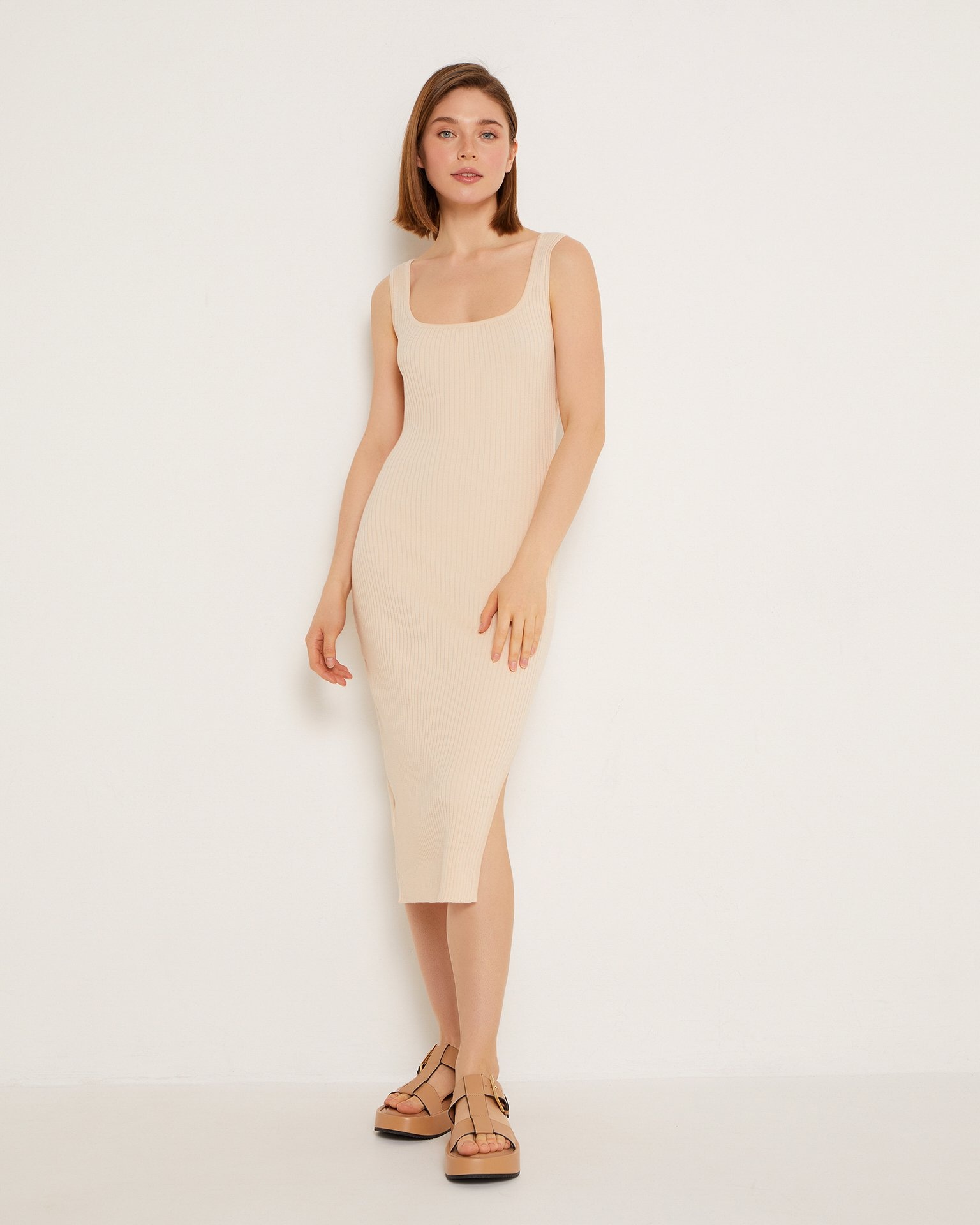 Платье с круглым вырезом