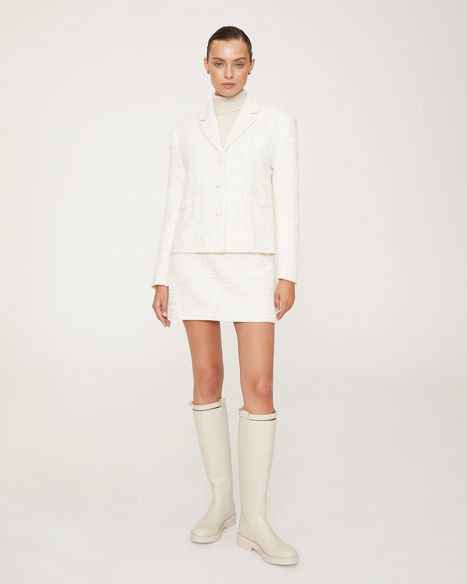 Твидовый жакет в белом цвете