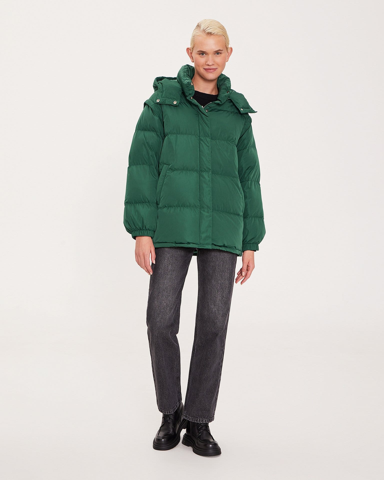 Зеленая пуховая куртка