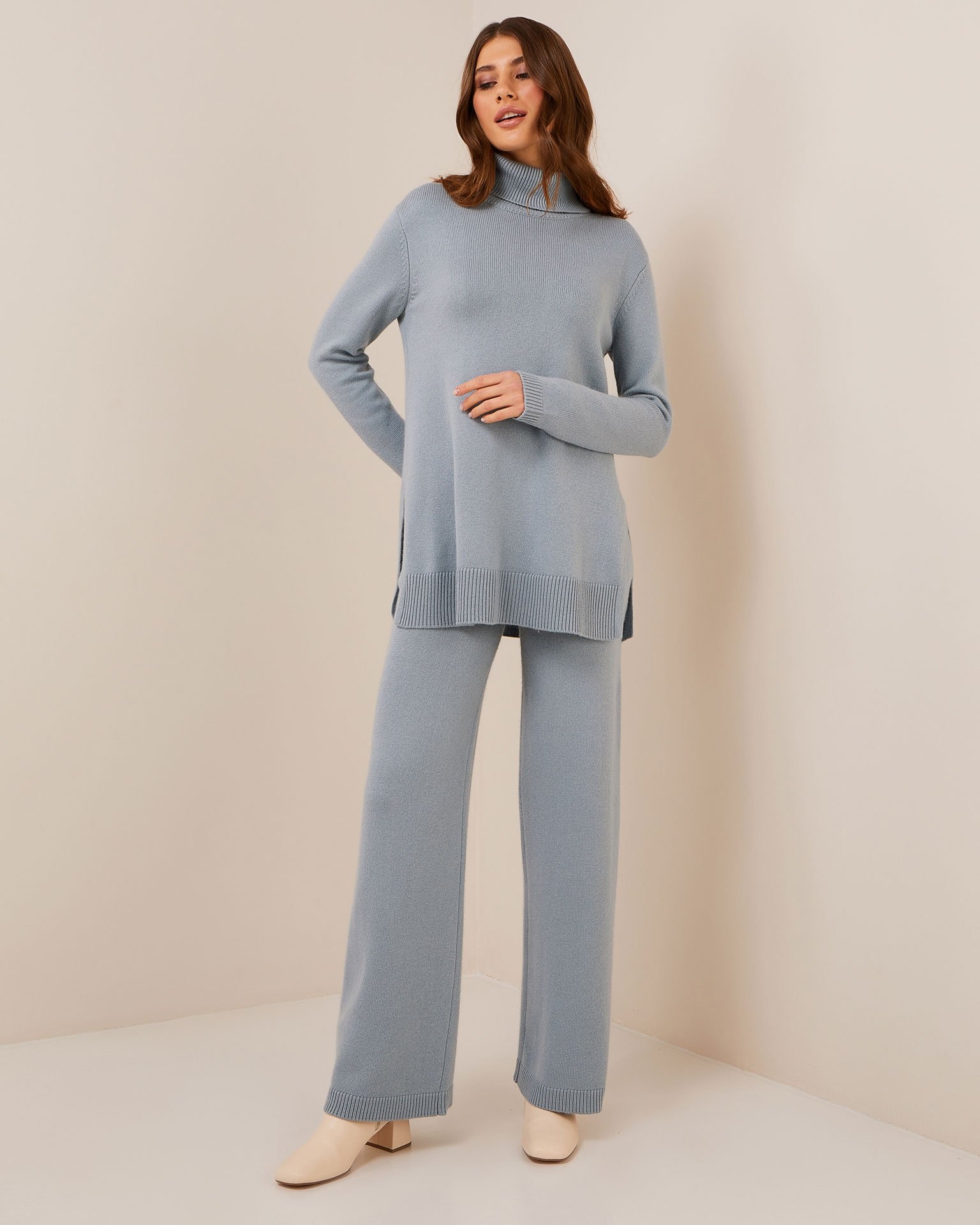 Костюм с широкими брюками