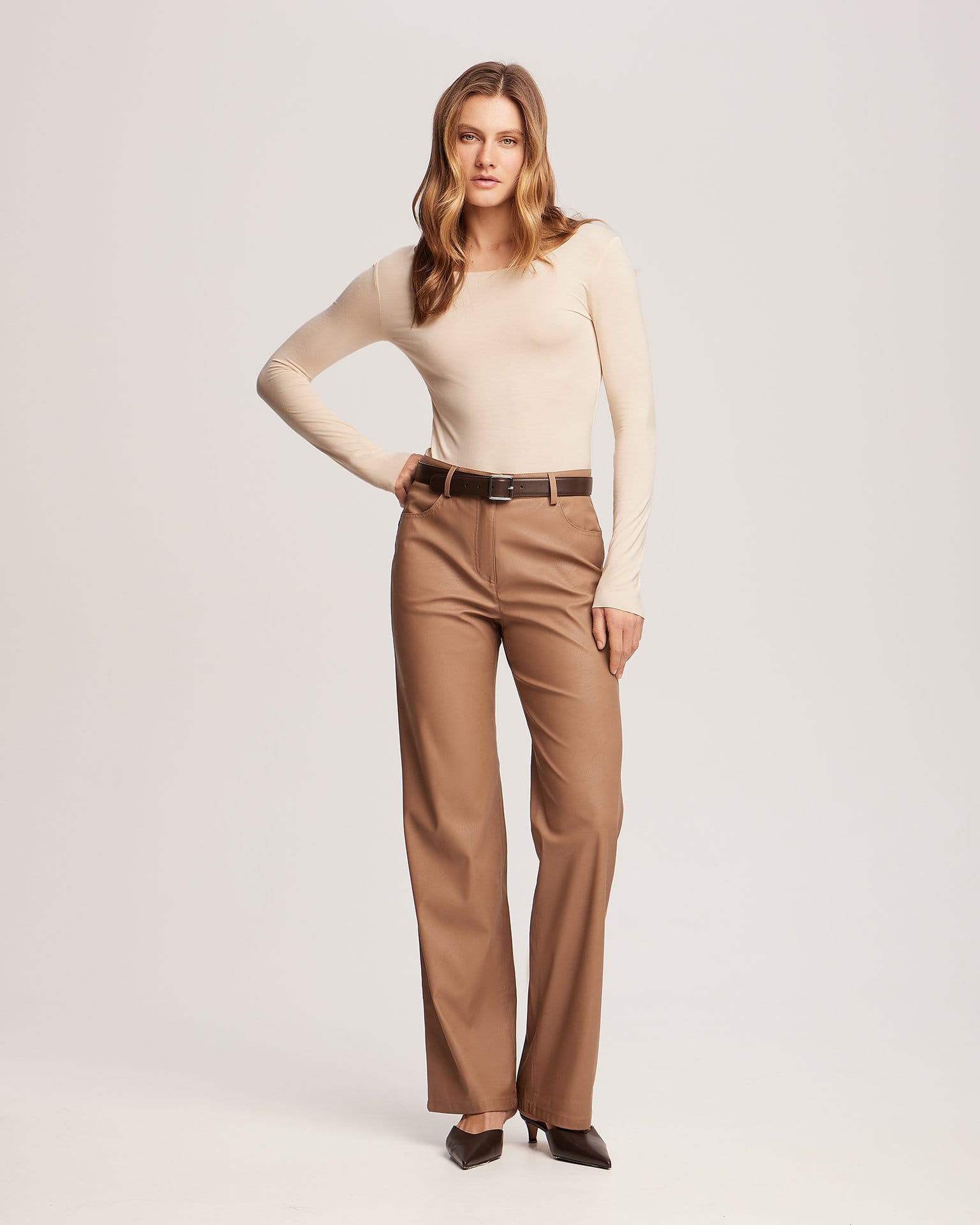 Лонгслив с круглым вырезом в кремовом цвете