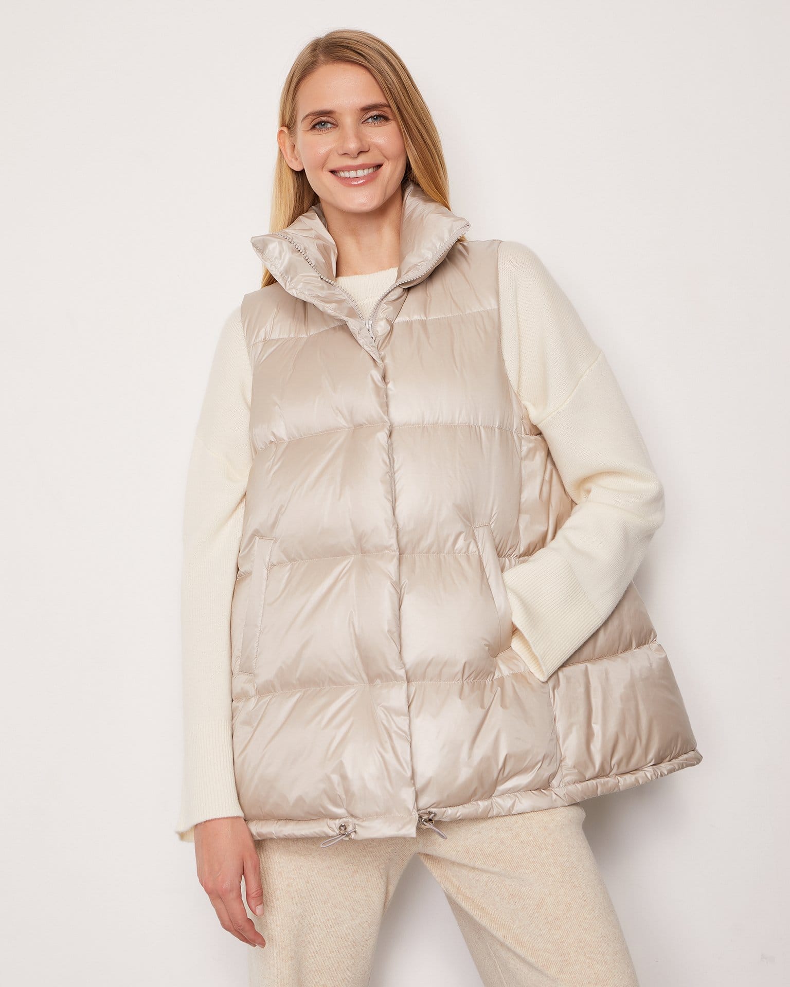Жилет на основе пуха и пера в бежевом цвете