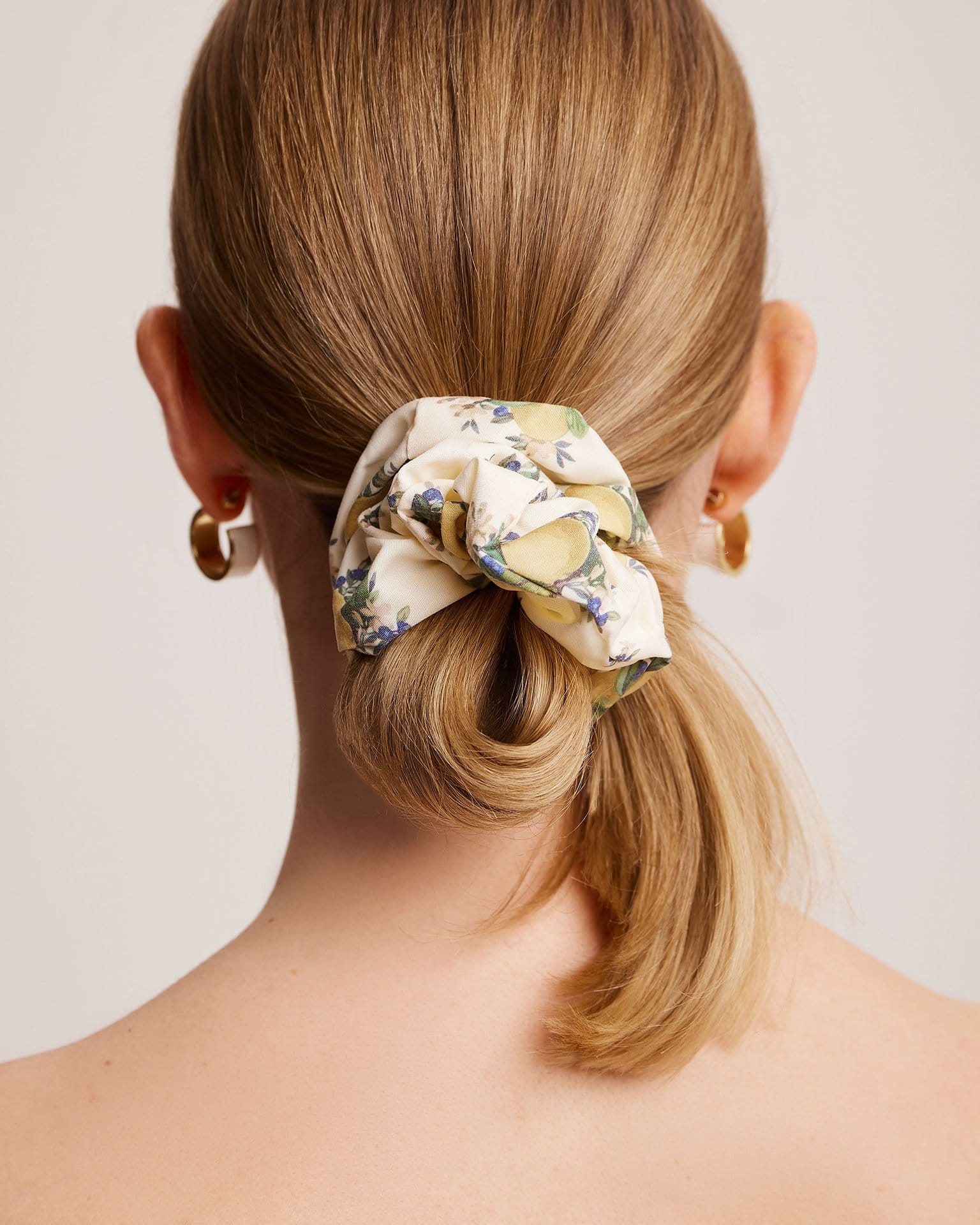 Резинка для волос с лимонами