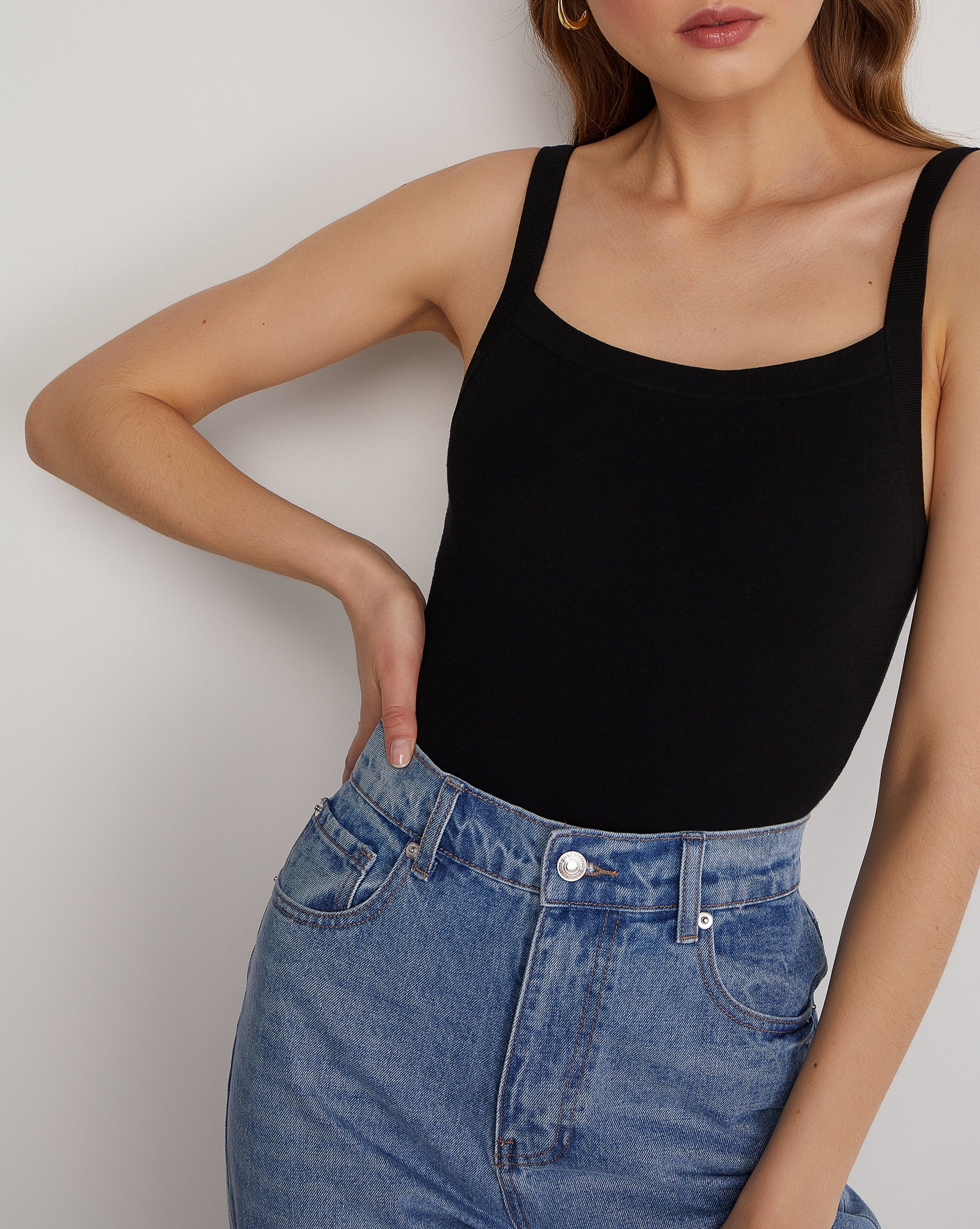 Боди на бретелях в черном цвете