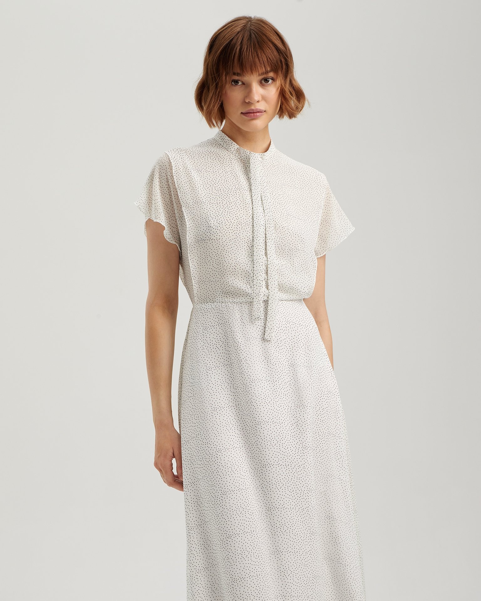 Белое платье в горошек