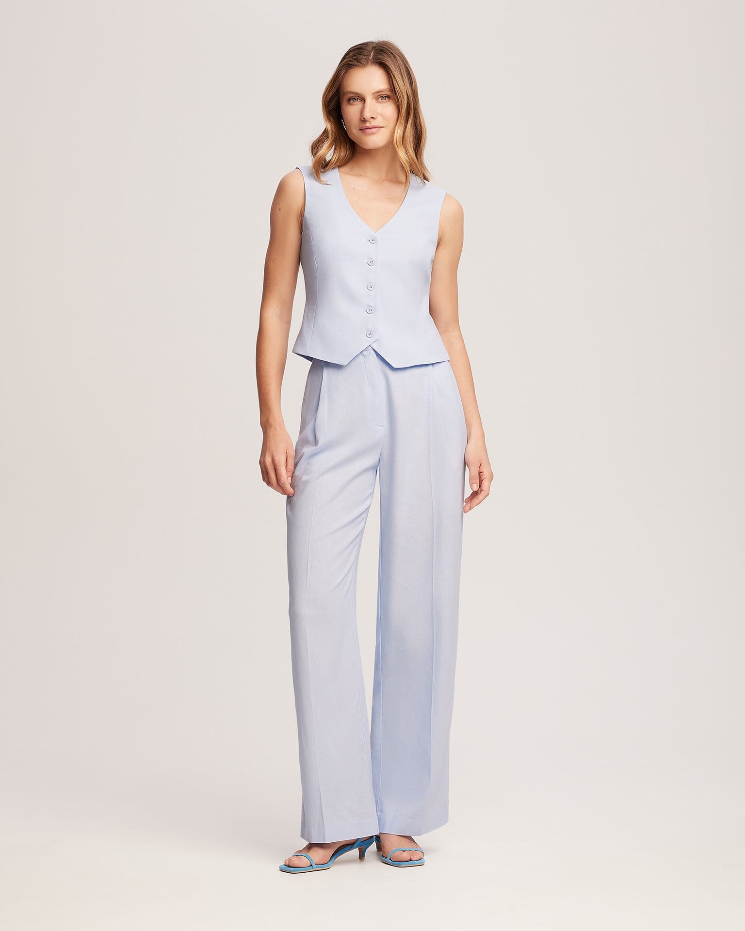 Брюки из льна в голубом цвете