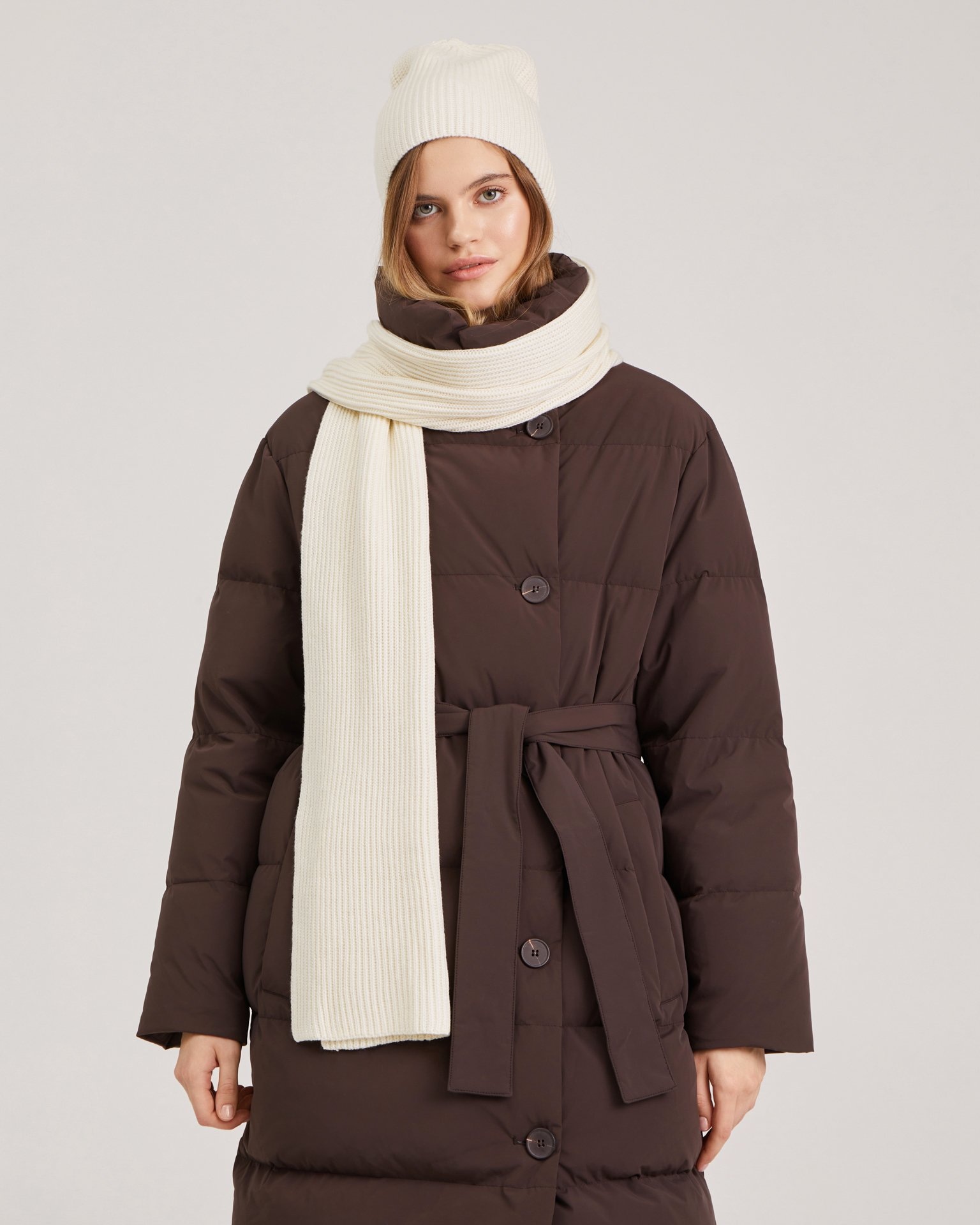 Шапка молочного цвета