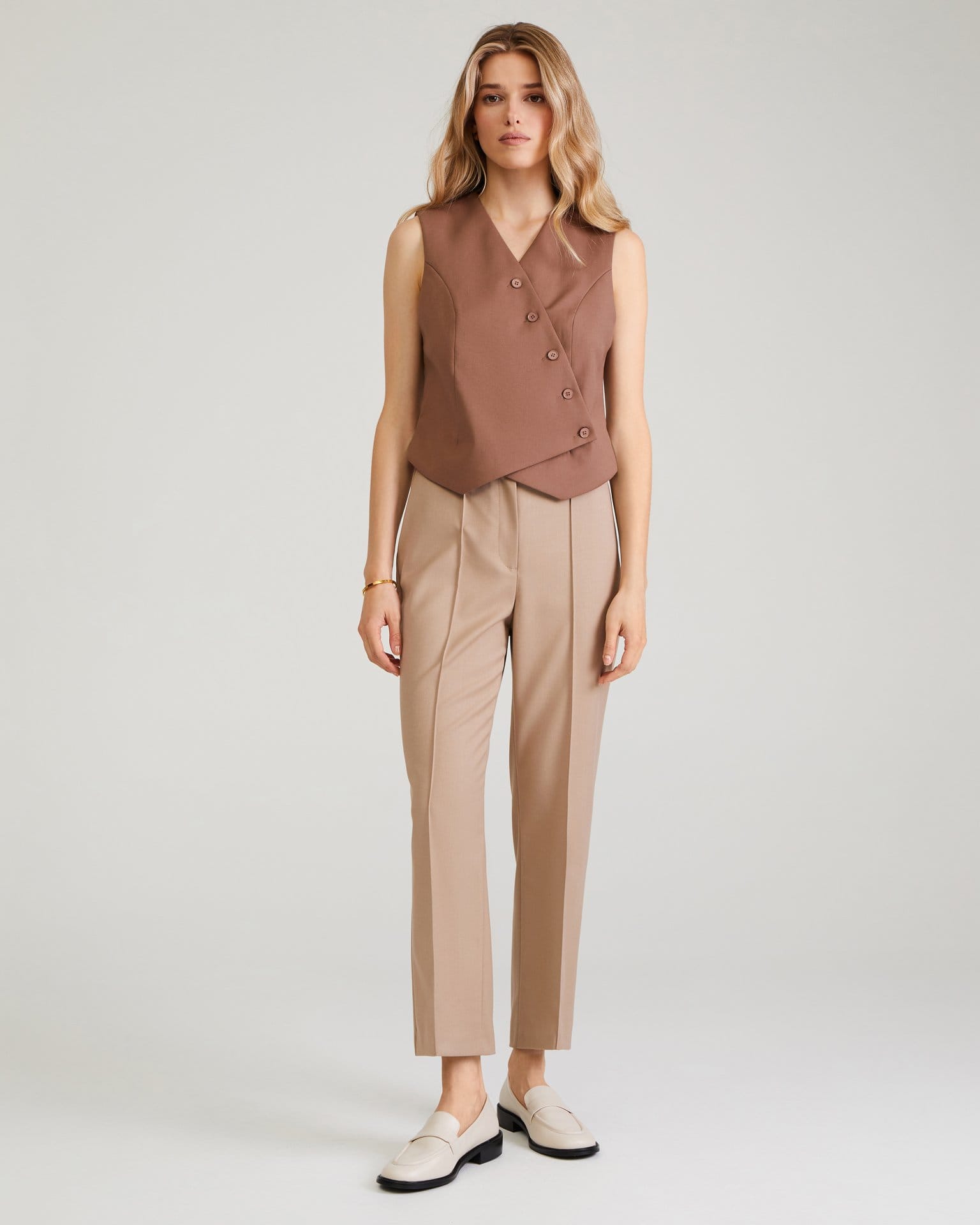 Укороченные брюки в бежевом цвете