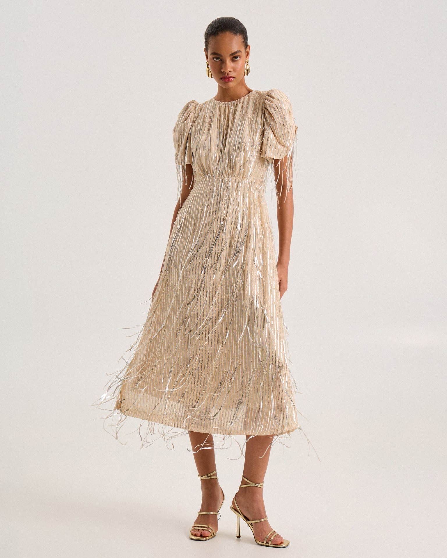 Бежевое платье с пайетками