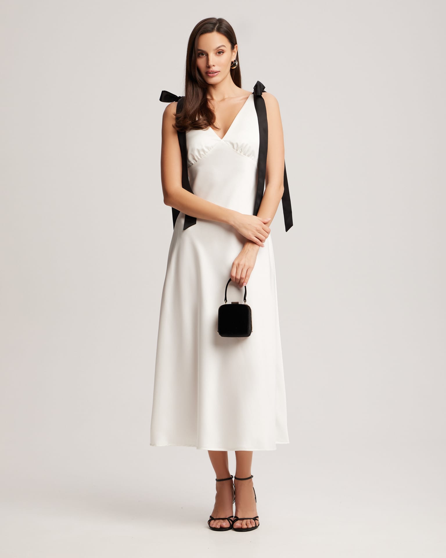 Платье с V-образным вырезом