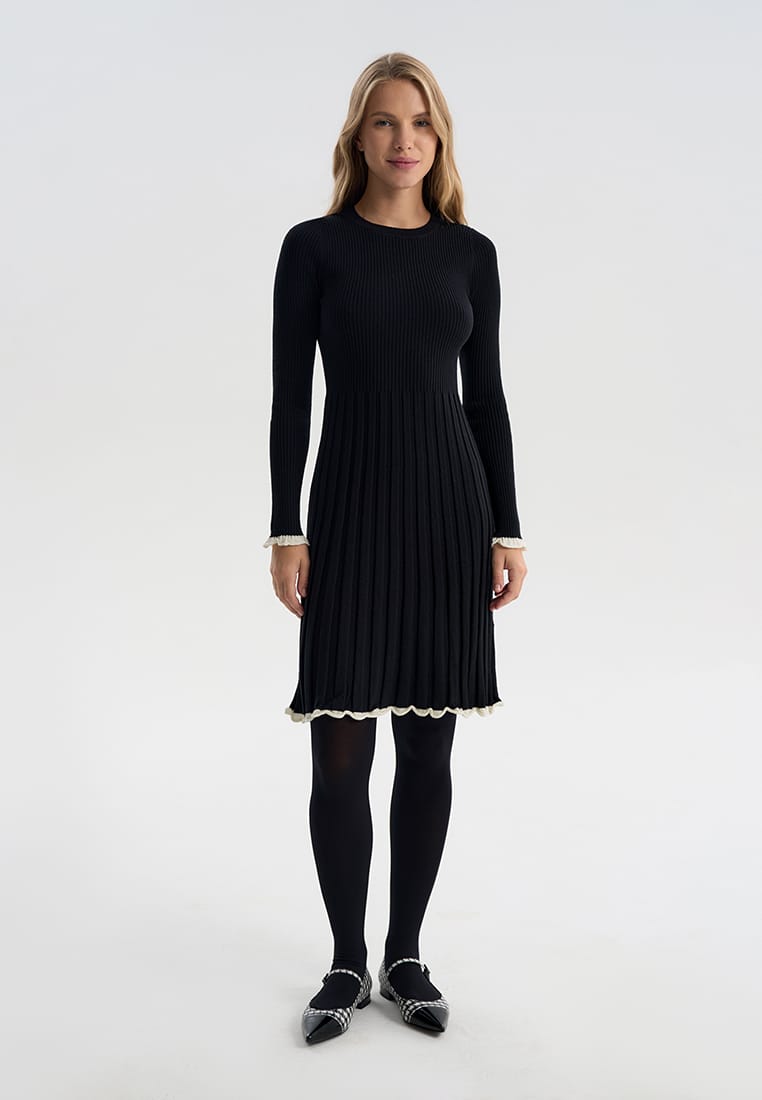 Платье с удлиненным рукавом