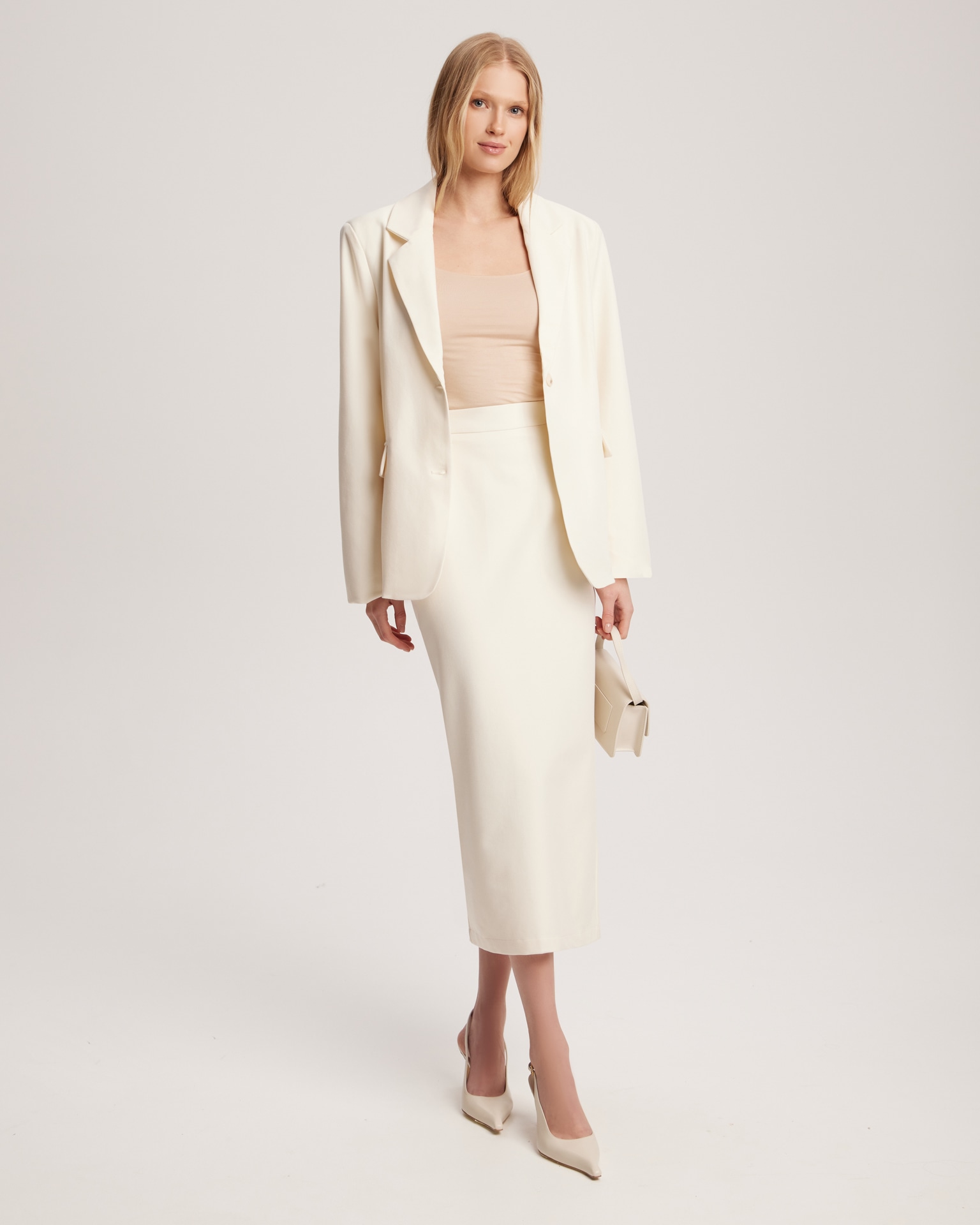 Юбка прямого силуэта в молочном цвете