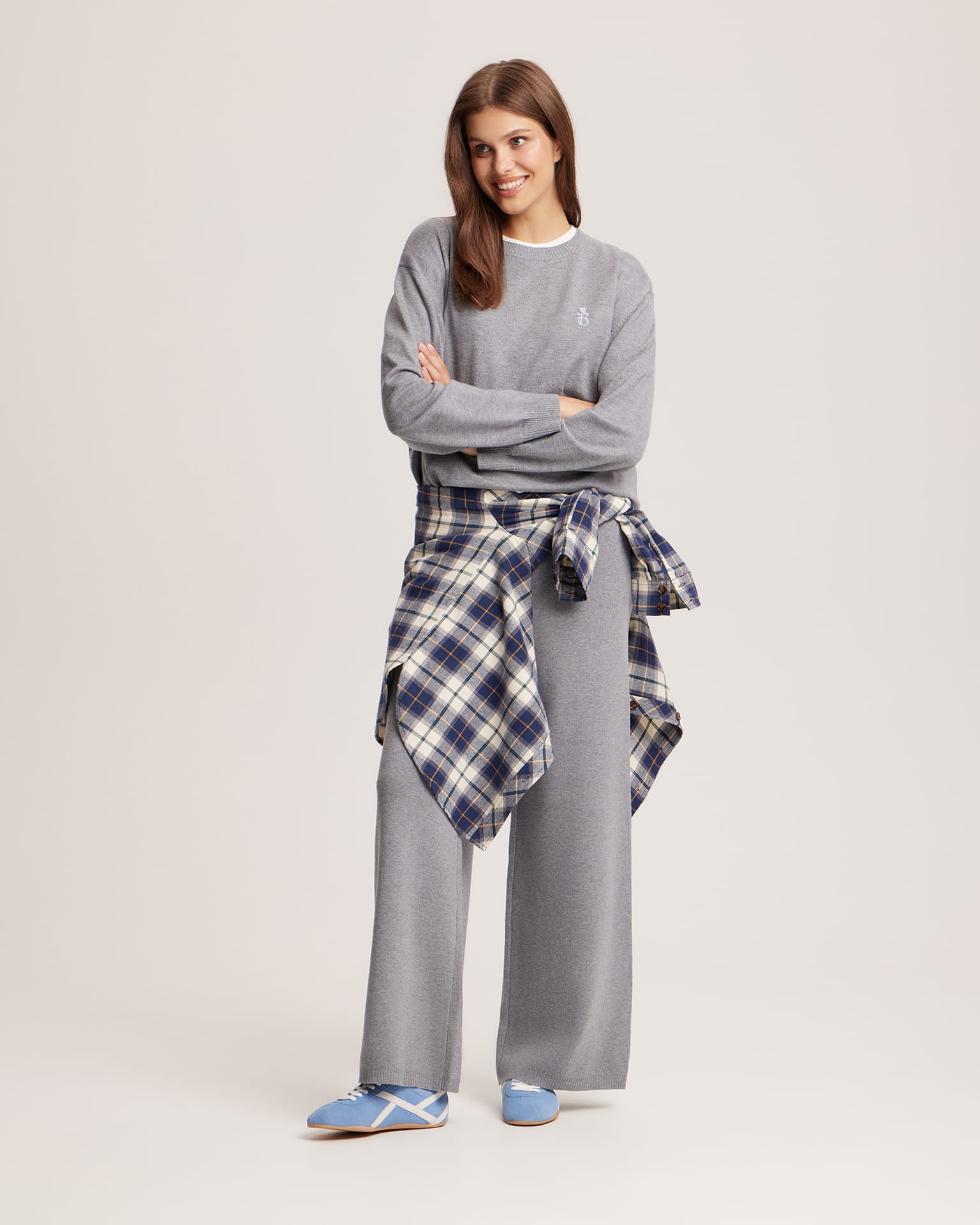 Вязаный костюм серого цвета