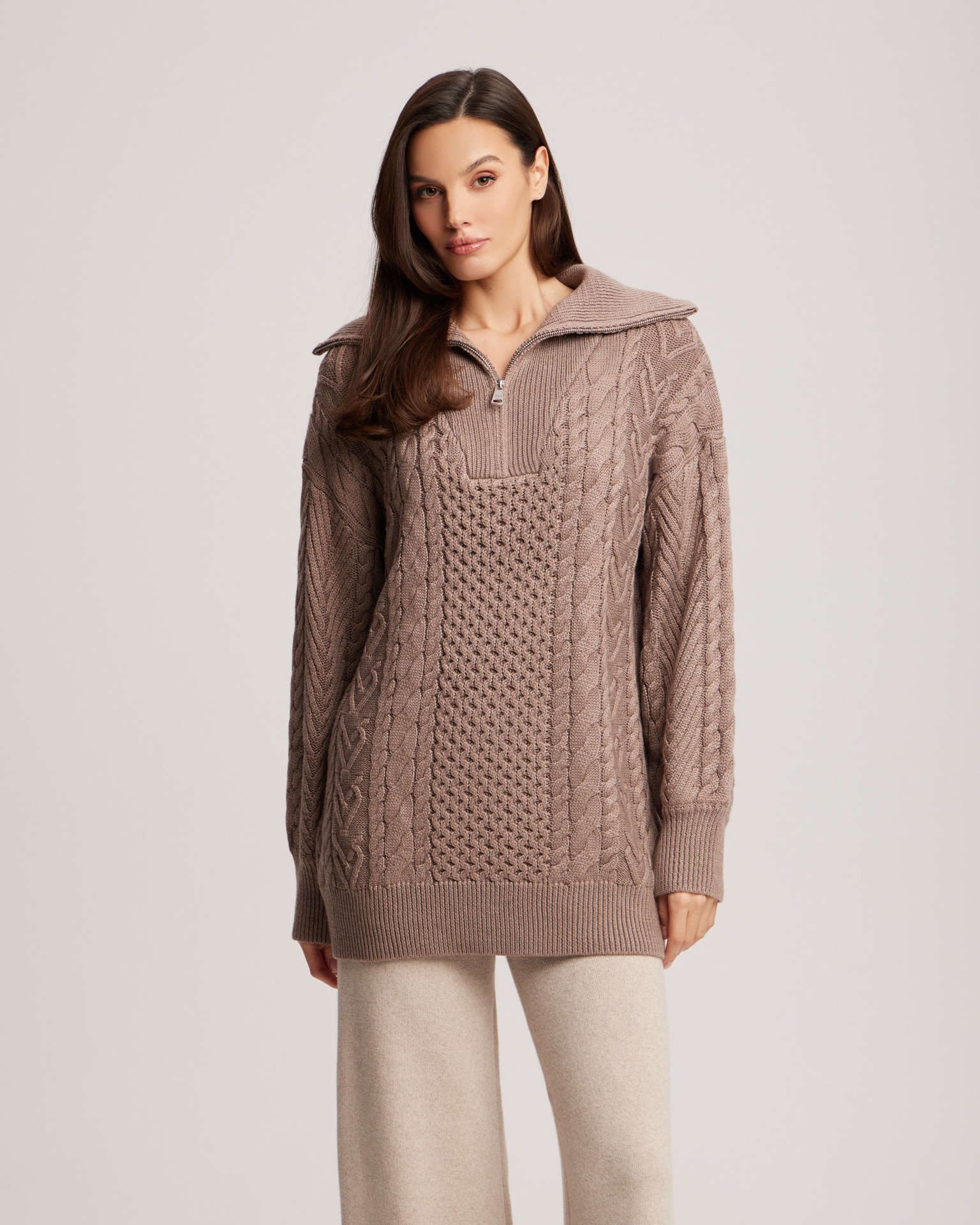 Свитер с воротником на молнии в цвете капучино