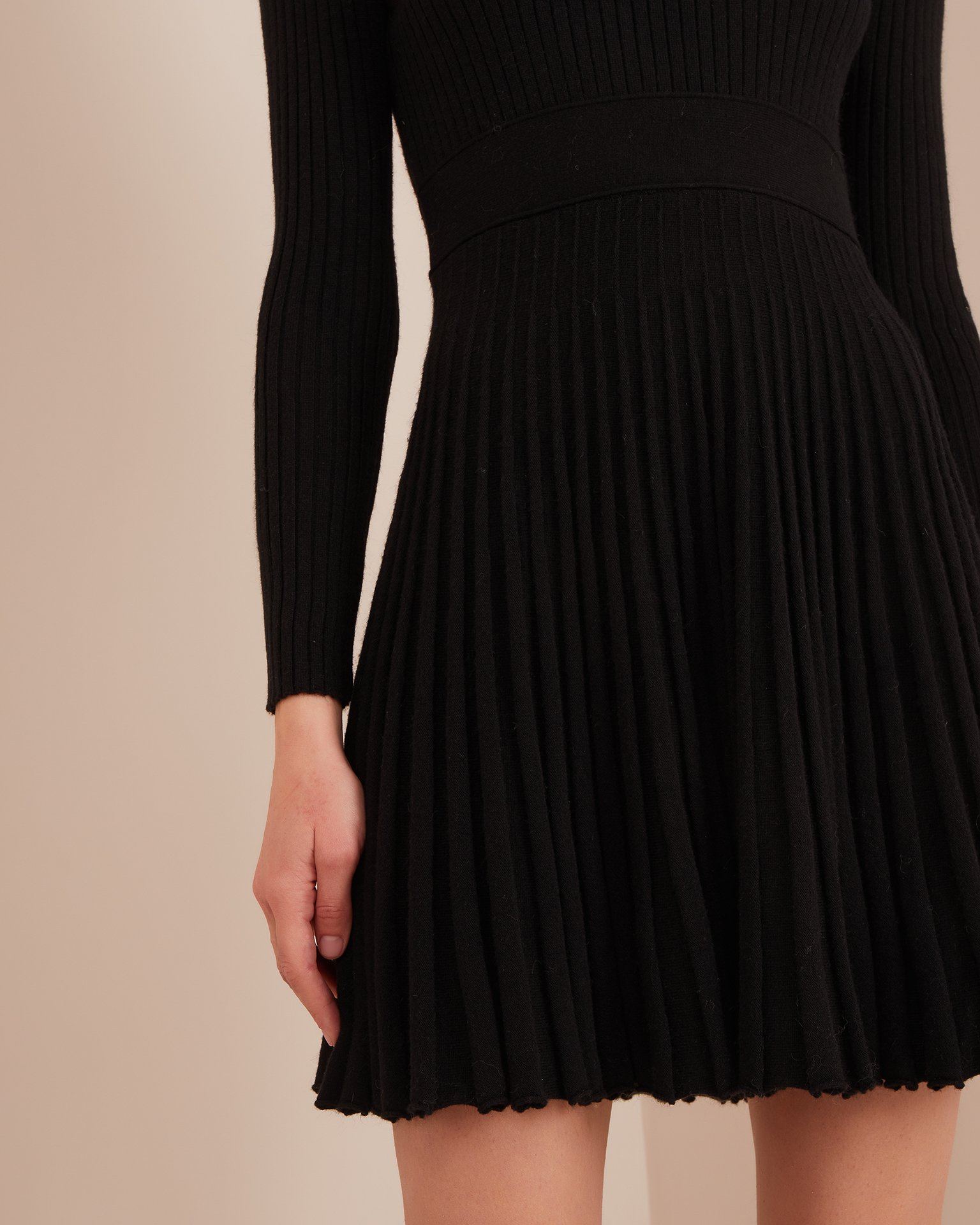 Черное платье с плиссированной юбкой